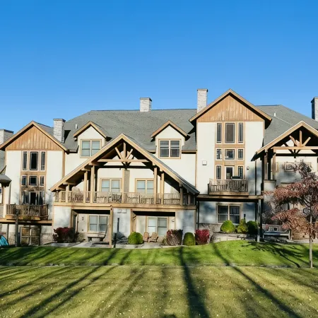 Apres Ski Luxury SKI-IN/OUT HUNTER MOUNTAIN Slopeside STEPS to Ski School Lodge