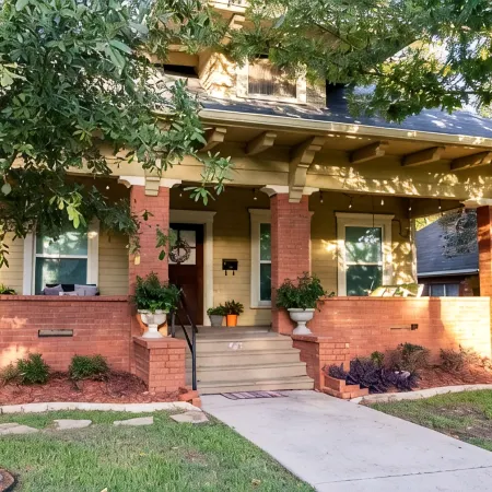 Family home with fenced yard 6 minutes to the Silos