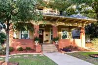 Family home with fenced yard 6 minutes to the Silos - 3-Star