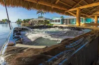 Tiki Key- Waterfront Tiki Hut and Hot Tub - 부티크