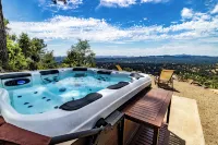 Breathtaking Hilltop Views - Spa, Sauna & Fire Pit - 4성급