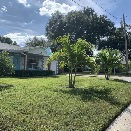 Very clean, close to the beach and great for long term stays as well. Huge yard