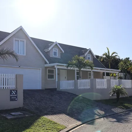 Stylish & Cozy House - 5min from the beach!