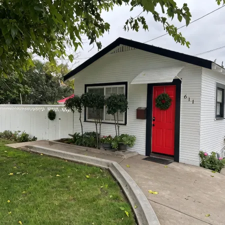 Cozy little cottage W/ private yard in town