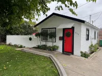 Cozy little cottage W/ private yard in town - Boutique