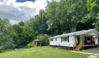 Charming 1940s Cottage Updated-Creek Front-Fire Pit - Homestays