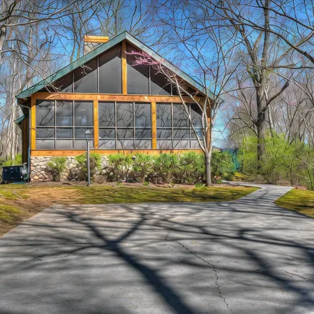 Red Leaf Lodge Peaceful  Cabin for 6  with Hot Tub & Flat 35'x 20' Parking Pad