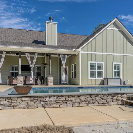 Tranquil Getaway Minutes from Auburn including Pool & backyard Waterfall Oasis