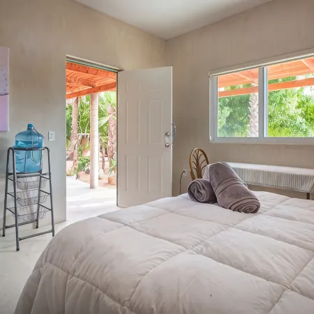 Studio: fast internet, kitchenette, walk to beach