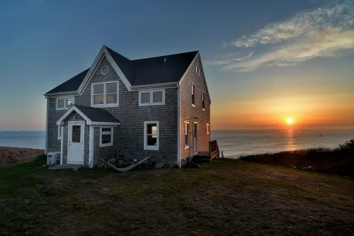 On the front, views of the surf - 3-Star