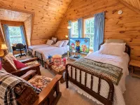 Bear Cave: Private Mountain Retreat with Views & Hot Tub - Hytter