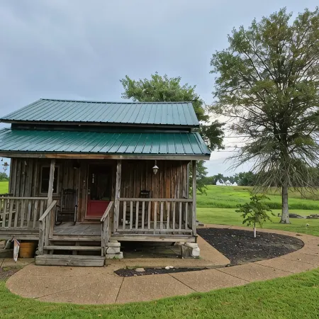 Cozy Cabin Near Nashville, TN ~ Surrounded by Beautiful Farmland with Lots to do