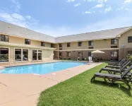 Comfort Inn & Suites - Near Robins Air Force Base Main Gate - Pools