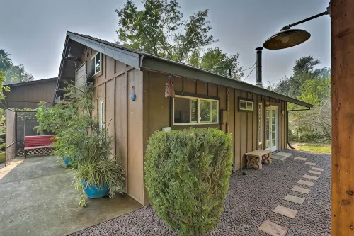 Private Getaway with All the Amenities - bar