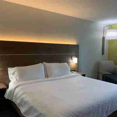 Holiday Inn Express Hotel & Suites Woodland Hills, an IHG Hotel Rooms