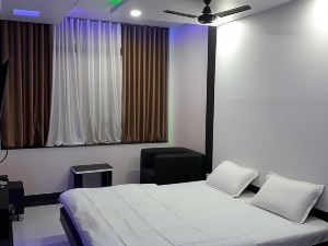 Hotel Raj Residency & Banquets