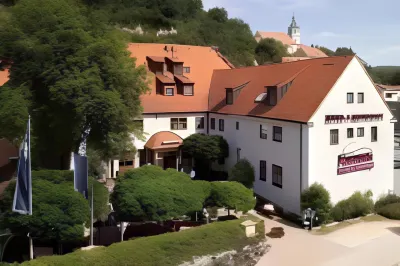 Posthotel Donaustauf فنادق في Barbing