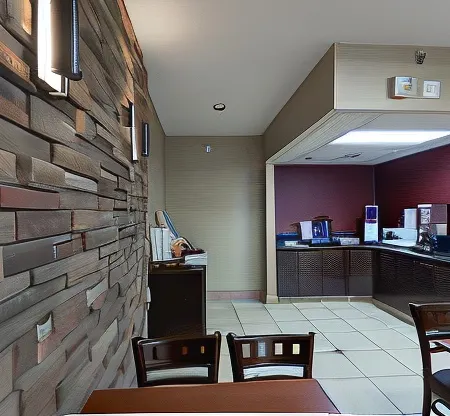 Travelodge by Wyndham Romulus Detroit Airport