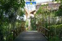 Oak Tree Glamping Resort 巴圖住宿飯店