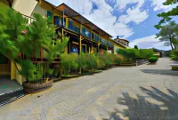 Domaine de Fraisse Hotels in Aude