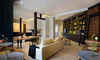 2. Hotel Al..