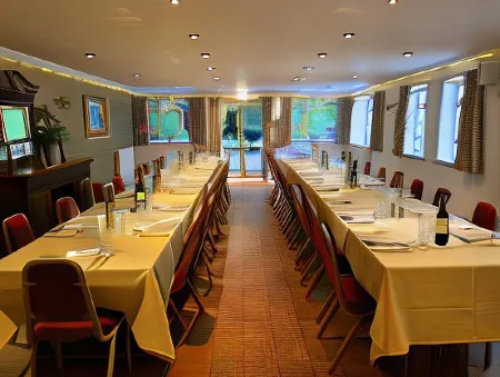 The Border Hotel Отели рядом с достопримечательностью «Аббатство Келсо»