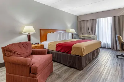 Econo Lodge & Suites Southern Pines Hotels near Pinecrest High School Field House