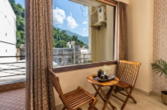 Homlee-Jumbo 1BHK-2AC-Kitchen-Lift-Parking-Tapovan