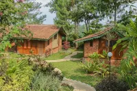 Katumbiri Resort Cijeruk 호텔