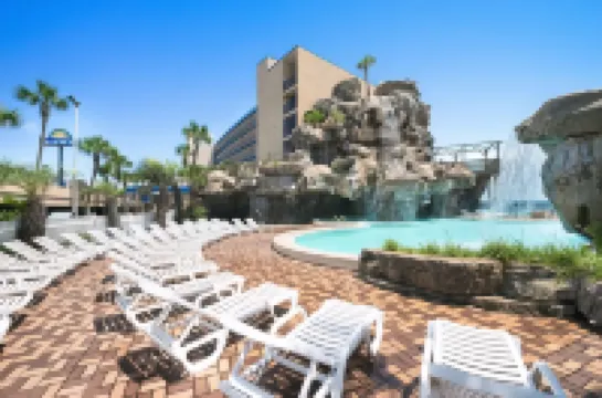 Days Inn by Wyndham Panama City Beach/Ocean Front