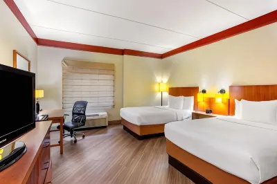 La Quinta Inn & Suites by Wyndham Raleigh Crabtree Hotels in Wake County