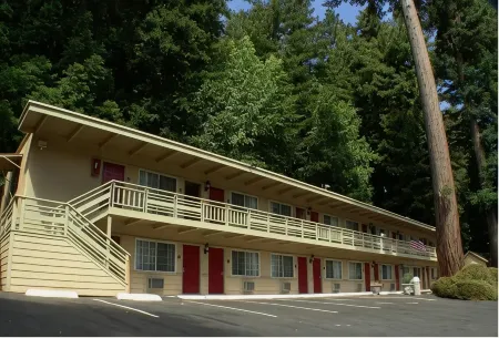 Quality Inn & Suites Santa Cruz Mountains Отели в г. Фелтон