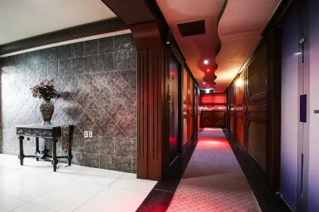 Plus Motel Отели рядом с достопримечательностью «Museum of musical Instruments of the World»