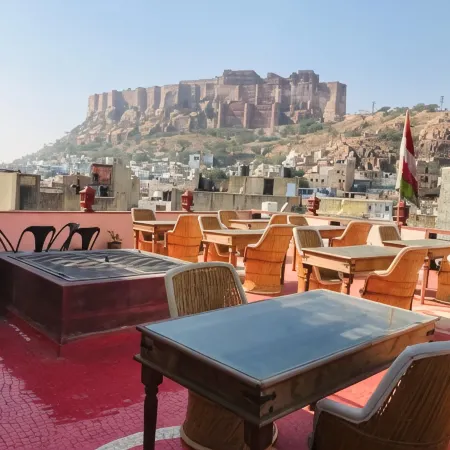 Corsican Haveli Отели рядом с достопримечательностью «Башня с часами Ghanta Ghar»