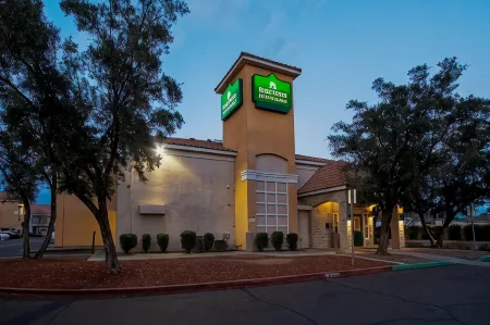 HomeTowne Studios Phoenix - Dunlap Ave