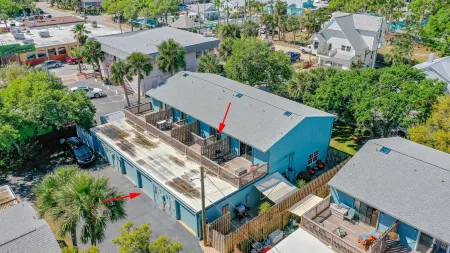 Inviting Seaside Haven with Private Garage & Full Kitchen Отели рядом с достопримечательностью «Sugar Mill Country Club»