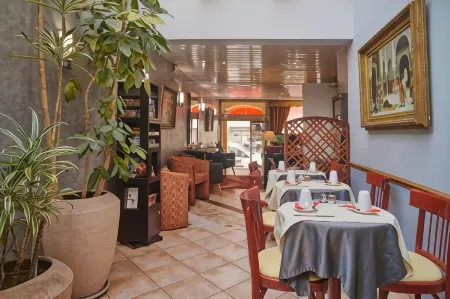 Hôtel Poussin Отели рядом с достопримечательностью «Сад сер д'Отёй»