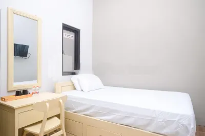 DR Living Syariah Solo Mitra RedDoorz Hôtels à : Gilingan