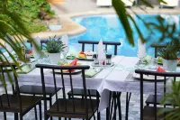 德尼卡斯套房飯店