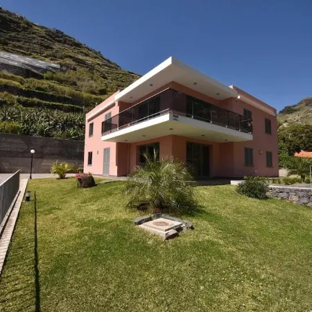 Luxury house, Fully equipped, Private parking, Good access roads.