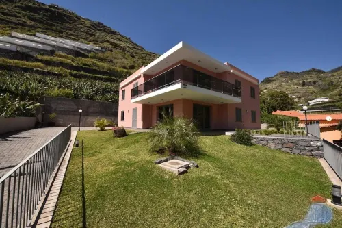 Luxury house, Fully equipped, Private parking, Good access roads. Hotels in Ponta Do Sol