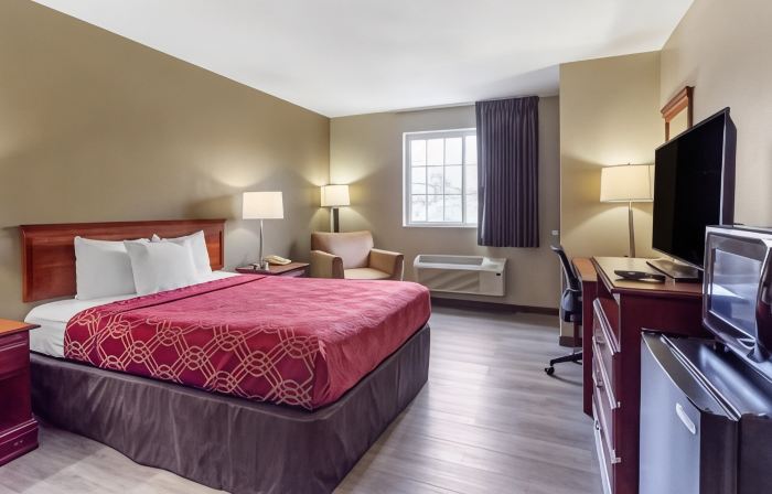 Econo Lodge Inn & Suites