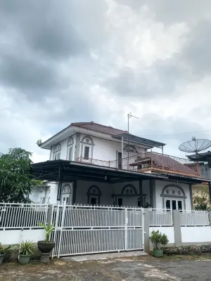 Villa Griya Bunga Hotels in Cilimus