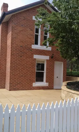 Annies Garden Cottage Отели рядом с достопримечательностью «Тасман-Бридж»