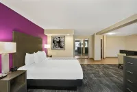 La Quinta Inn & Suites by Wyndham Columbus MS Hotels in Columbus