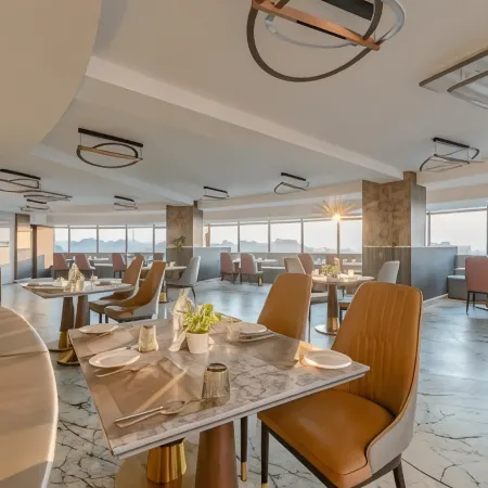 Clarks Inn Suites Hyderabad Airport Отели рядом с достопримечательностью «Конгресс-центр MS в Хайдарабаде»