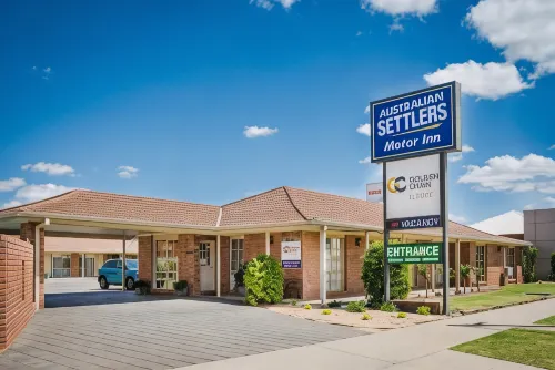 Australian Settlers Motor Inn - parking