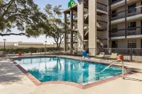 La Quinta Inn by Wyndham San Antonio I-35 N at Toepperwein - Pools