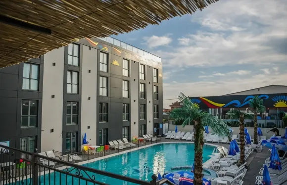 荷里活康體中心及水上公園卡爾尼酒店