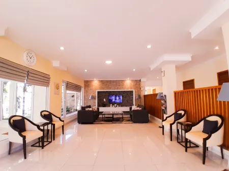 Agra Hotel & Grand Ballroom Отели рядом с достопримечательностью «Botanic Garden Cibodas»